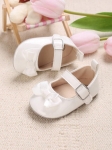 sapatinhos de bebé envernizados, sapatinhos com laço, sapatinhos brancos, sapatinhos elegantes, sapatinhos confortáveis, sapatinhos de qualidade, primeiros passos, sapatinhos portugueses