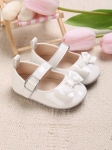 sapatinhos de bebé envernizados, sapatinhos com laço, sapatinhos brancos, sapatinhos elegantes, sapatinhos confortáveis, sapatinhos de qualidade, primeiros passos, sapatinhos portugueses