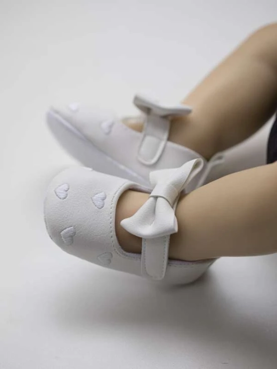 sapatinhos de bebé, sapatinhos brancos, sapatinhos com corações, conforto bebé, elegância bebé, qualidade sapatinhos, primeiros passos, sapatinhos portugueses