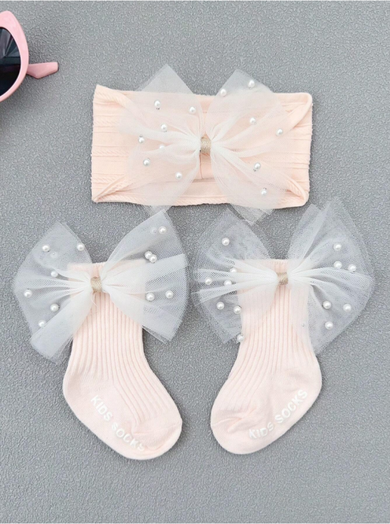 conjunto bebé, meias bebé pérolas, faixa bebé, acessórios bebé elegantes, roupa bebé ocasiões especiais, conjunto meias faixa bebé, presente bebé, moda bebé, acessórios bebé rosa, elegância infantil