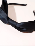 faixa preta menina, acessório elegante, faixa satinada, laço delicado, estilo infantil, moda criança, acessório clássico, presente para menina, ocasiões especiais, elegância e conforto