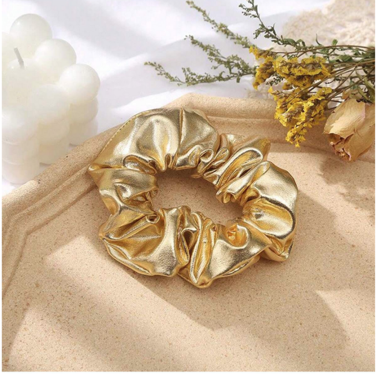 scrunchie dourado, acessório de cabelo infantil, elástico de cabelo elegante, moda para meninas, presente para crianças, scrunchie metálico, acessório de glamour, estilo único infantil