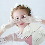 luvas de comunhão, rede elegante, acessórios de comunhão, luvas de rede, luvas brancas, Primeira Comunhão, luvas com detalhes de pérolas, luvas com laço de cetim, traje de comunhão, lembrança de comunhão