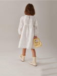 Vestido Suri infantil, vestido creme menina, vestido com pétalas, moda festa infantil, vestido elegante criança, vestido cerimônia menina, vestido confortável menina, vestido para ocasiões especiais, vestido mangas bufantes, vestido 3-8 anos