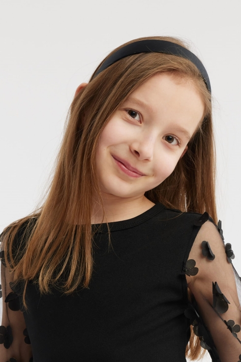 faixa preta menina, acessório cabelo elegante, estilo criança, faixa aveludada, elegância infantil, presente menina, faixa confortável, moda infantil, acessório de qualidade, estilo e conforto