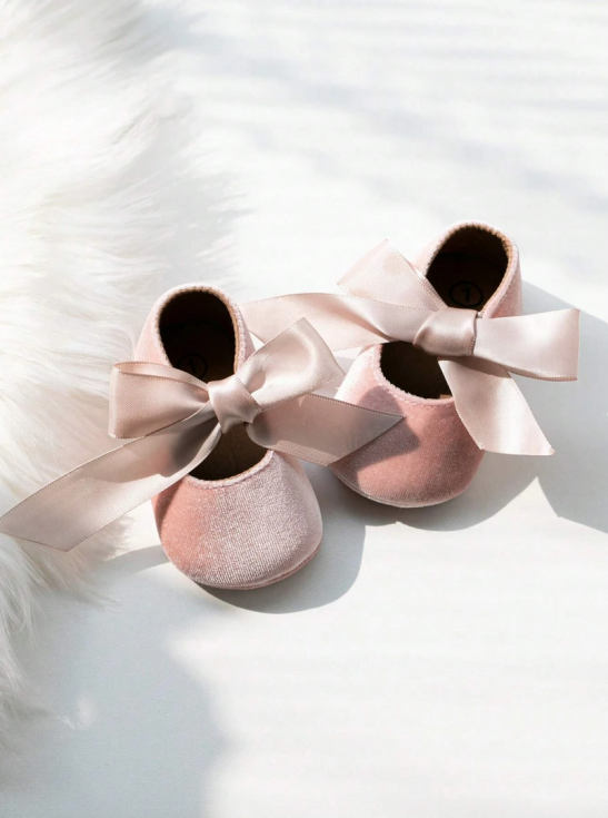 sapatos de bebé, sapatos de veludo, sapatos com laço, sapatos para batizado, calçado para bebé, sapatos elegantes bebé, calçado confortável bebé