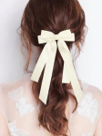 laço de cabelo cetim, acessório elegante, laço creme, acessórios de cabelo, laço para casamentos, moda feminina, laço para festas, acessórios de luxo