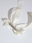 laço de cabelo cetim, acessório elegante, laço creme, acessórios de cabelo, laço para casamentos, moda feminina, laço para festas, acessórios de luxo