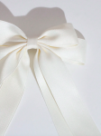 laço de cabelo cetim, acessório elegante, laço creme, acessórios de cabelo, laço para casamentos, moda feminina, laço para festas, acessórios de luxo