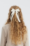 laço de cabelo cetim, acessório elegante, laço creme, acessórios de cabelo, laço para casamentos, moda feminina, laço para festas, acessórios de luxo
