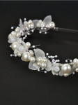 tiara de comunhão menina, acessórios para comunhão, tiara com pérolas, tiara de flores, acessórios para batizados, tiara elegante para menina, tiara para eventos especiais, tiara de daminha de honra, acessórios para cabelo infantil, tiara creme prateada