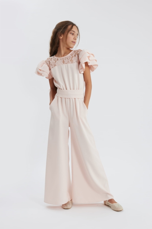macacão cerimonial para menina, roupa para eventos, macacão rosa elegante, moda infantil Portugal, roupa de cerimónia para crianças, macacão para festas, roupa confortável para menina