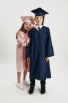 toga de formatura infantil, capelo formatura criança, traje cerimónia escolar, toga rosa menina, farda formatura jardim de infância, roupa formatura criança, toga e capelo Portugal