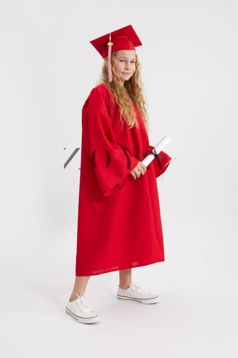 toga de graduação infantil, toga vermelha com capelo, traje de formatura crianças, cerimónia escolar Portugal, toga escolar elegante, toga formatura pré-escolar, toga académica juvenil, capelo com borla 2026