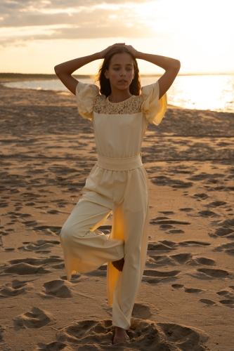 Macacão Cerimónia Beatrice Amarelo: Encanto e Sofisticação