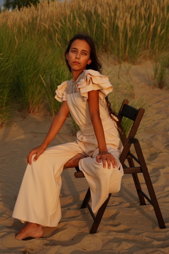 Macacão Cerimónia Beatrice Bege: Elegância e Encanto