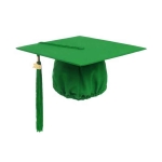 Vista lateral de capelo de graduação verde 2026 com borla comprida
