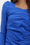 Detalhe do decote quadrado do vestido azul Madison para menina