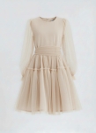 Vestido de cerimónia bege Holly em tule com mangas transparentes sobre fundo claro