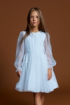 Menina a usar vestido de cerimónia azul celeste com mangas de tule compridas