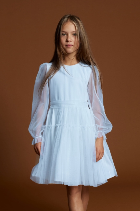 Menina a usar vestido de cerimónia azul celeste com mangas de tule compridas