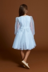 Vista de costas de vestido azul celeste para menina com laço grande em tule
