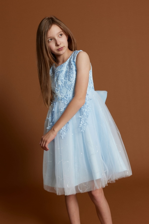 Menina a usar vestido de cerimónia azul celeste em renda e tule, comprimento acima do joelho