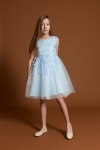 Vista frontal completa de vestido menina azul celeste com saia rodada em tule e sapatilhas bege