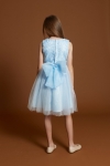 Vista traseira de vestido azul celeste com grande laço em cetim e saia em tule