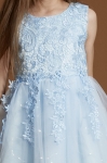 Detalhe do corpete em renda floral azul celeste com aplicações e pérolas brilhantes
