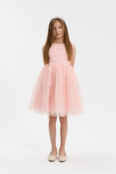 Menina com vestido de cerimónia Evelina rosa claro em renda e tule vista frontal