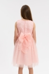 Menina com vestido de menina Evelina rosa claro mostrando laço grande nas costas