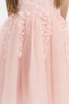 Detalhe da saia em tule rosa claro com aplicações de renda floral do vestido Evelina