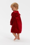 Vista traseira de menina com vestido de veludo vermelho Idalia e laço nas costas
