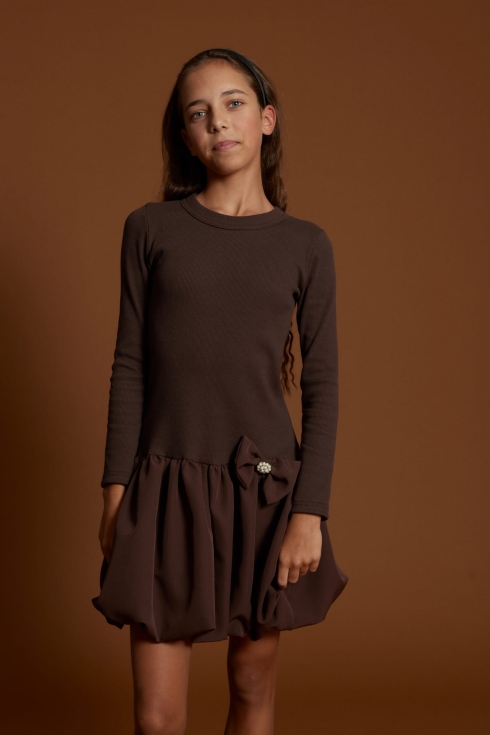 Vestido castanho Aria para menina com saia evasé e broche de pérolas