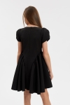 Vestido Rumi preto para menina visto de trás