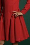 Detalhe da saia rodada do vestido vermelho Ofelia para menina