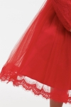 Detalhe da saia em tule vermelho com barra de renda do vestido Kayra