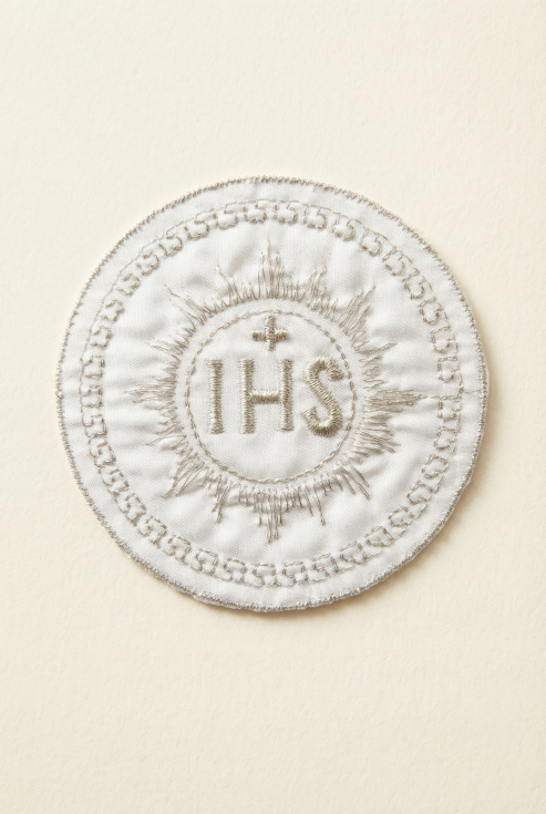 aplicação bordada comunhão, emblema ihs prateado, hóstia bordada, decoração primeira comunhão, acessórios roupa comunhão, enfeite religioso tecido