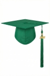 Capelo de graduação verde 2026 com borla e pendente dourado