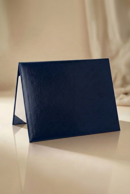 capa para diploma, capa dura diploma, capa azul-marinho, diploma elegante, apresentação de certificados, proteção de documentos, imitação de couro, escola, universidade, formação