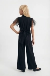 detalhe macacão Blair, mangas em tule e botões à frente, look elegante preto