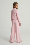 conjunto Emi rosa vista lateral, silhueta elegante menina, traje casamento