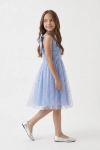 Vestido de cerimónia Rina azul-pervinca com laço na alça e saia de tule – silhueta completa de lado