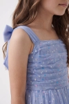 Vestido de cerimónia Rina – grande plano do corpo franzido em tule com lantejoulas e do laço na alça