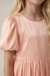 Vestido de cerimónia Sia cor-de-rosa – grande plano do decote redondo e da manga balão