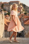 Vestido de cerimónia Sia cor-de-rosa – vista lateral com os telhados da cidade antiga ao fundo