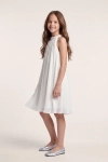 Vestido de cerimónia Rozalia branco plissado – vista lateral, corte trapézio pelo joelho