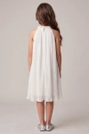 Vestido de cerimónia Rozalia branco plissado – costas, gola alta com pérolas decorativas fechada com botão