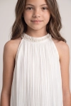 Vestido de cerimónia Rozalia branco – grande plano da gola halter com pérolas decorativas e missangas